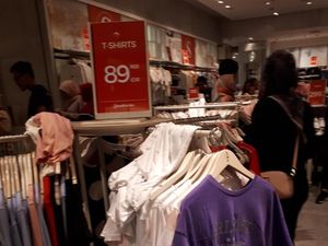 Baju Hingga Sepatu Stradivarius Diskon, T-shirt Mulai dari Rp 89 Ribu