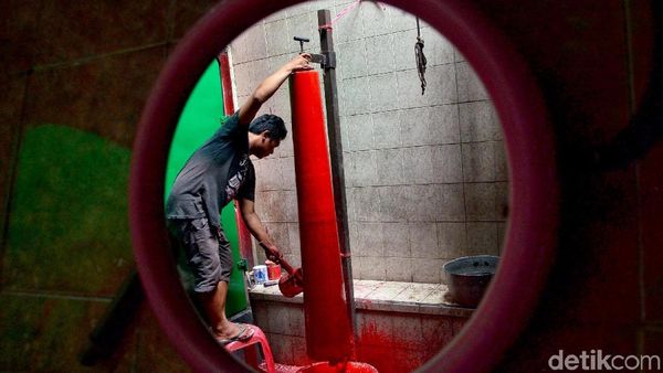 Mengintip Proses Pembuatan Lilin Imlek di Bandung