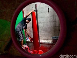 Mengintip Proses Pembuatan Lilin Imlek di Bandung