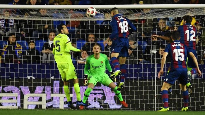 Barcelona kalah 1-2 dari Levante di leg pertama babak 16 besar Copa del Rey (Foto: David Ramos/Getty Images) Barcelona kalah 1-2 dari Levante di leg pertama babak 16 besar Copa del Rey (Foto: David Ramos/Getty Images)