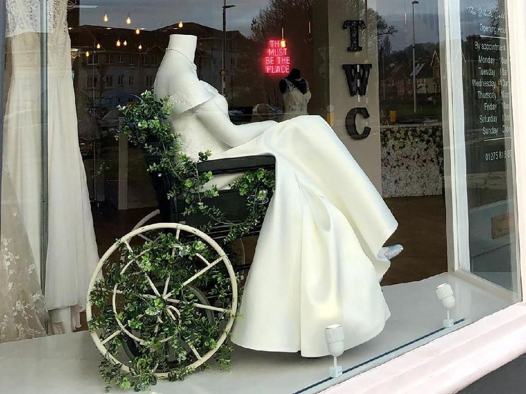 Pajang Manekin Pakai Baju Pengantin di Kursi Roda, Toko Bridal Ini Viral Pajang Manekin Pakai Baju Pengantin di Kursi Roda, Toko Bridal Ini Viral
