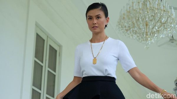 Foto: Gaya Hitam-Putih Agnez Mo Saat Temui Jokowi di Istana Negara