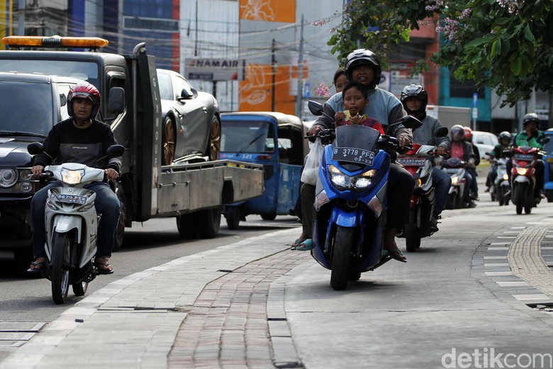 Trotoar Jalan Suryopranoto Diserobot Pemotor. Foto: Rifkianto Nugroho