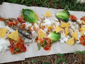 Pesta Makan Nasi Liwet Sambil Kemping di Bogor