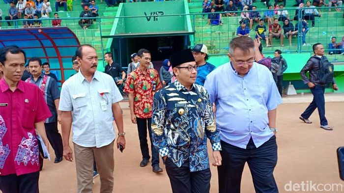 Wali Kota Malang Sutiaji menengok latihan perdana Arema FC (Muhammad Aminudin/detikSport) Wali Kota Malang Sutiaji menengok latihan perdana Arema FC (Muhammad Aminudin/detikSport)