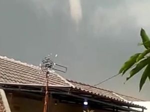 Puting Beliung Terjang Rancaekek Bandung, 16 Orang Terluka Puting Beliung Terjang Rancaekek Bandung, 16 Orang Terluka
