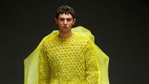 Foto: Baju dari Bubble Wrap Eksis di Fashion Show London, Bisa Dipakai?