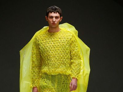 Foto: Baju dari Bubble Wrap Eksis di Fashion Show London, Bisa Dipakai?