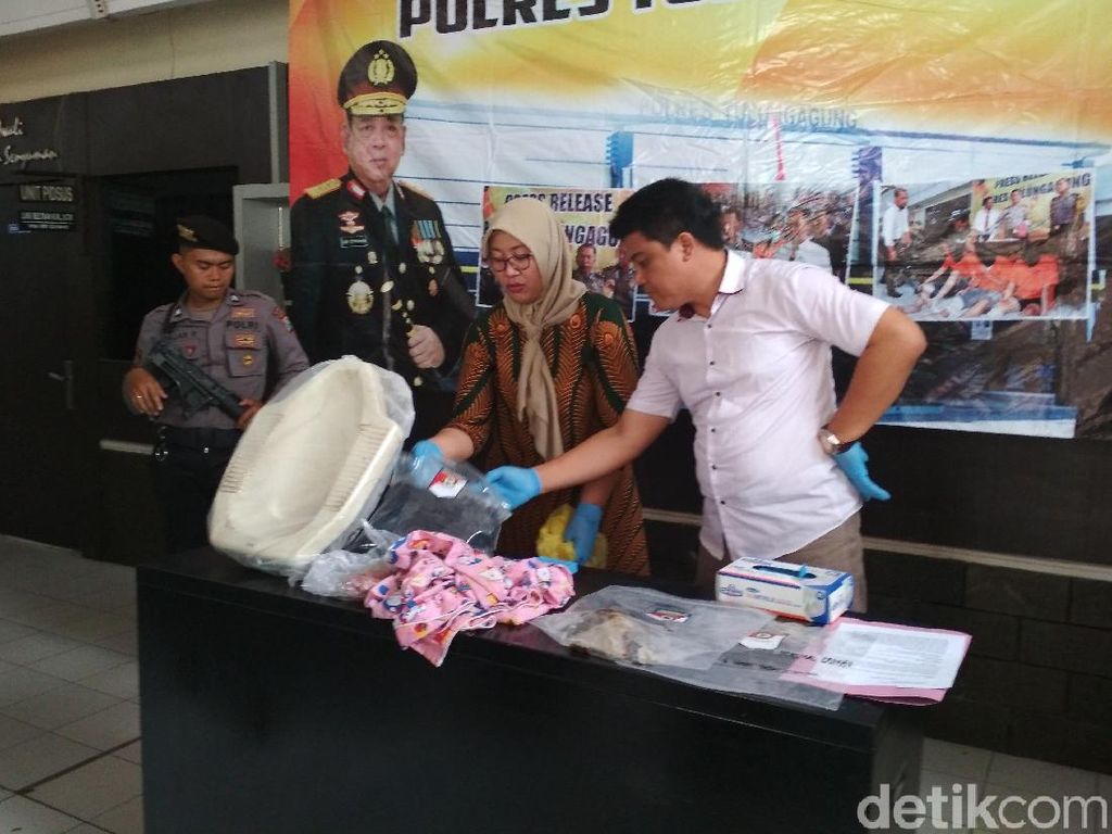 Sebelum Jatuh ke Kloset, Bayi Dicekik dan Disiram Air 5 Kali Sebelum Jatuh ke Kloset, Bayi Dicekik dan Disiram Air 5 Kali