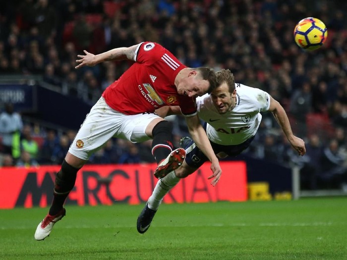 LONDON, ENGLAND - JANUARY 31: Phil Jones of Manchester United and Harry Kane of Tottenham Hotspur both dive to win a header during the Premier League match between Tottenham Hotspur and Manchester United at Wembley Stadium on January 31, 2018 in London, England.  (Photo by Steve Bardens/Getty Images)