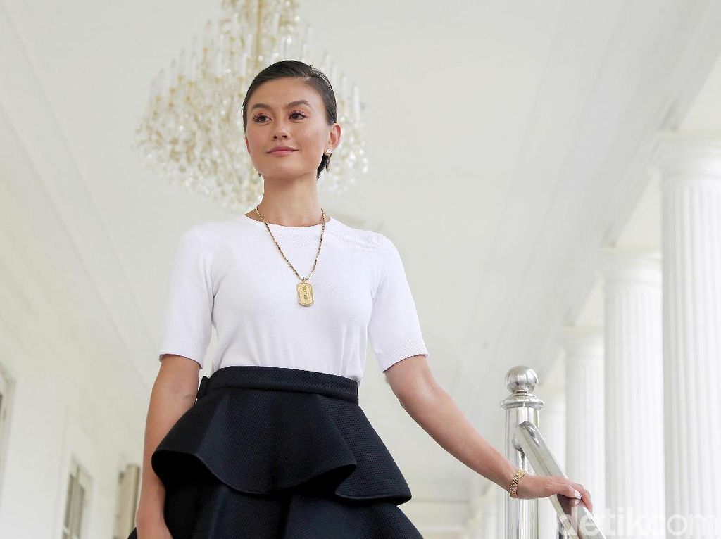 Gaya Agnez Mo Melenggang di Istana Bertemu Jokowi Gaya Agnez Mo Melenggang di Istana Bertemu Jokowi