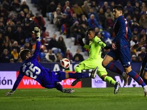 Messi-Suarez Absen, Barcelona Tumbang