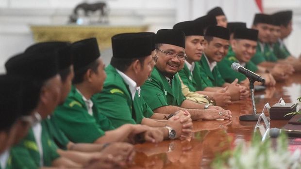 Youth Movement (GP) President Ansor Yaqut Cholil Qoumas (center) introduces his members during a meeting with President Joko Widodo at Merdeka Palace, Jakarta on Friday (11/1/2019).  The meeting discussed several cases of radicalism in Indonesia.  AMONG PHOTOS / Akbar Nugroho Gumay / foc.