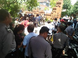 Warga Denpasar Demo Tuntut Kadus Dicopot karena Isu Wanita