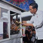 Lihat Asyiknya Presiden Jokowi Saat Jajan Cilok dan Pempek