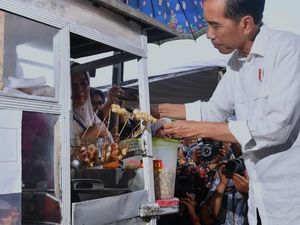 Lihat Asyiknya Presiden Jokowi Saat Jajan Cilok dan Pempek