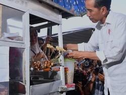 Lihat Asyiknya Presiden Jokowi Saat Jajan Cilok dan Pempek
