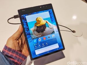 Menjajal Ponsel Layar Lipat Pertama di Dunia