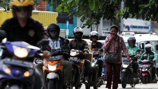 Duh,.. Jalur Pedestrian Ini Dibajak Pemotor dan Bajaj