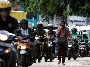 Duh,.. Jalur Pedestrian Ini Dibajak Pemotor dan Bajaj Duh,.. Jalur Pedestrian Ini Dibajak Pemotor dan Bajaj