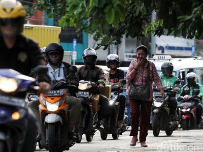Duh,.. Jalur Pedestrian Ini Dibajak Pemotor dan Bajaj