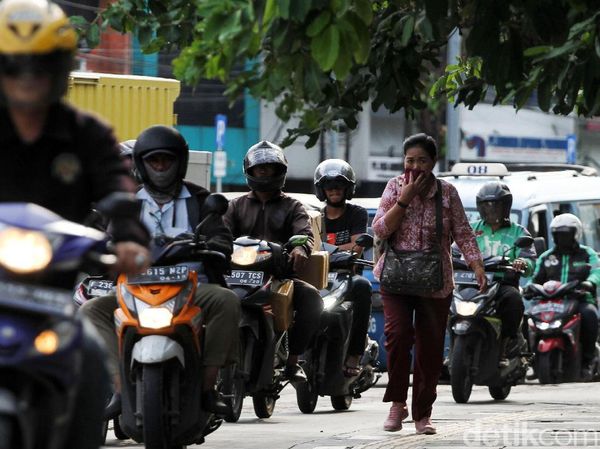 Duh,.. Jalur Pedestrian Ini Dibajak Pemotor dan Bajaj