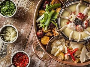 Wouw, Kuah Hot Pot Ini Diracik dengan Alpukat, Alkohol hingga Darah Babi!