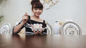 Ghea Indrawari, Penyanyi Imut yang Hobi Pose Seru Bareng Makanan