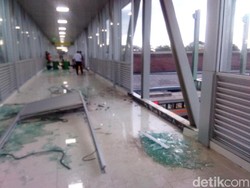Diterpa Hujan Berangin, Kaca Skybridge Stasiun Balapan Solo Pecah