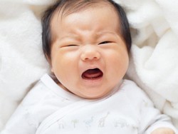 Lapar atau Kolik? Pastikan Bunda Tahu Penyebab Si Kecil Menangis