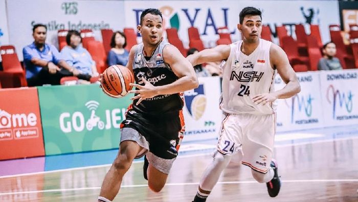 Kaleb Ramot Gemilang bersama Stapac ketika melawan NSH di Sritex Arena, Jumat (11/1). (dok. IBL) Kaleb Ramot Gemilang bersama Stapac ketika melawan NSH di Sritex Arena, Jumat (11/1). (dok. IBL)