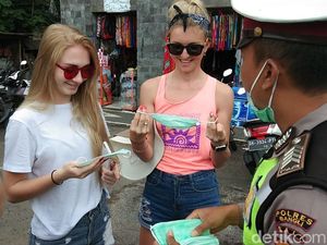 Pasca Erupsi Gunung Agung, Polisi Bagi Masker ke Wisatawan