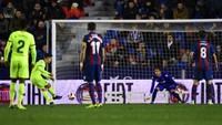 Barcelona baru bisa memperkecil ketertinggalan di menit ke-85 lewat eksekusi penalti Philippe Coutinho. Foto: David Ramos/Getty Images