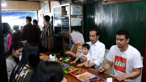 Potret Kesederhanaan Jokowi dan Keluarga Saat Kulineran Enak