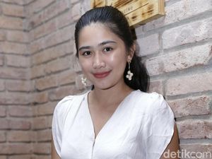 Ini Josephine Firmstone, Saingan Prilly Latuconsina