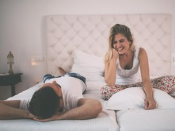 5 Cara Tetap Intim dengan Pasangan Meski Punya Kesibukan Padat