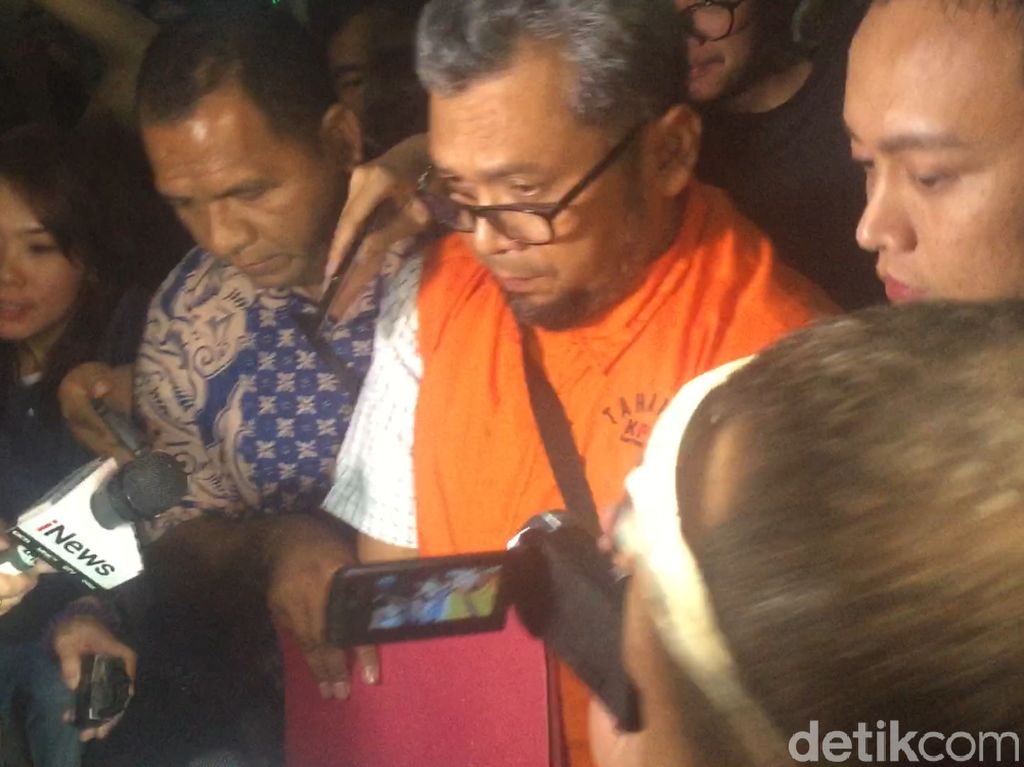 KPK Tahan 2 Eks Anggota DPRD Sumut Tersangka Suap KPK Tahan 2 Eks Anggota DPRD Sumut Tersangka Suap
