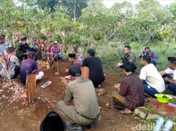 Bocah Korban Longsor Proyek Rel Ganda KA Sukabumi-Bogor Dimakamkan