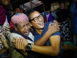 Pemulung Ini Menangis dan Peluk Sandi di Pasar Rembang