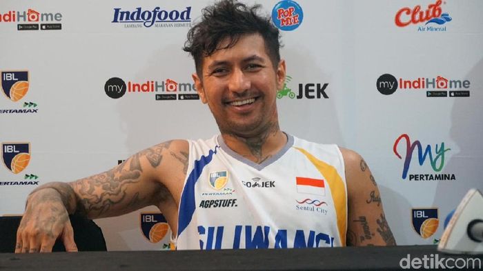 Kelly Purwanto sering dikalahkan Daniel Wenas ketika bermain NBA2K. (Femi Diah/detikSport)