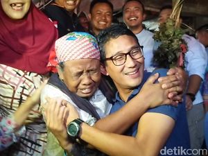 Emak Pemulung Ini Spontan Memeluk Begitu Melihat Sandi di Pasar