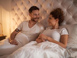 Ternyata 5 Posisi Tidur Ini Ungkap Hubungan dengan Pasangan