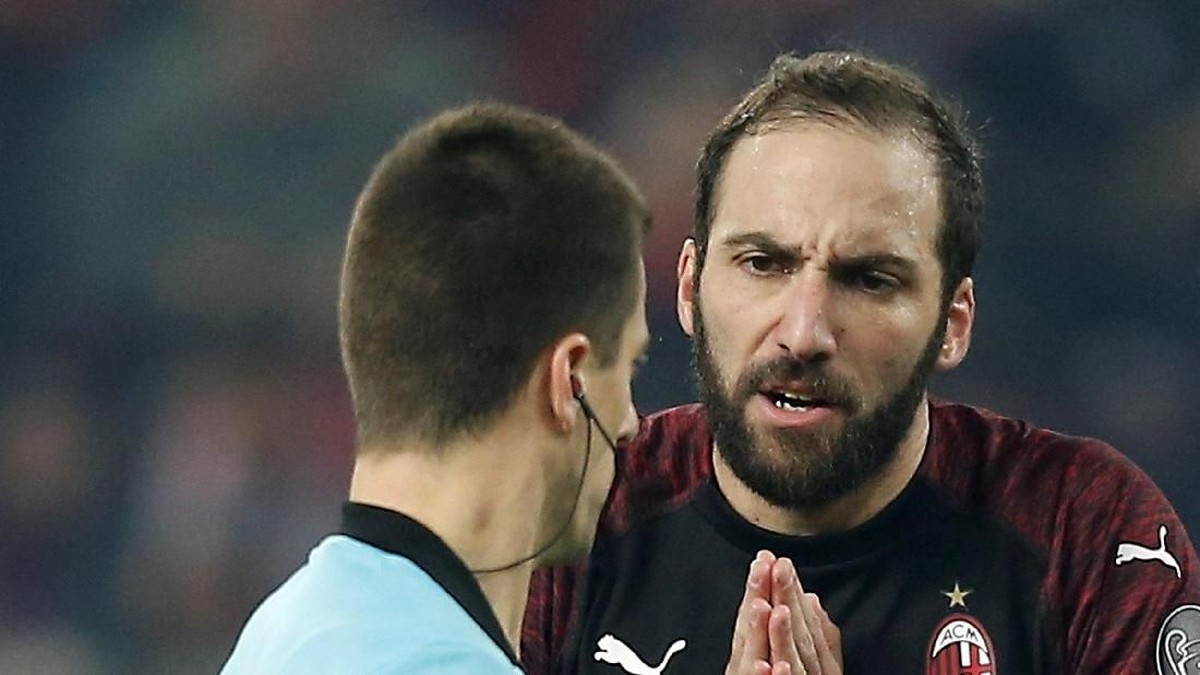 Gonzalo Higuain tetap penting untuk AC Milan meski tengah tampil buruk (Costas Baltas/REUTERS)
