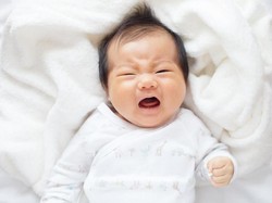 Lapar atau Kolik? Pastikan Bunda Tahu Penyebab Si Kecil Menangis