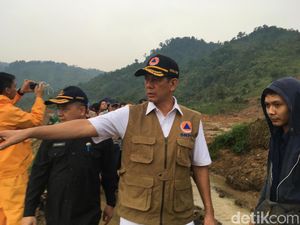 Kepala BNPB Letjen Doni Kunjungi Lokasi Longsor Sukabumi Kepala BNPB Letjen Doni Kunjungi Lokasi Longsor Sukabumi
