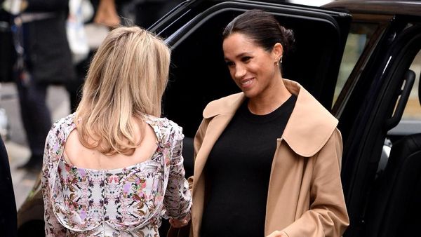 Penampilan Terbaru Meghan Markle Pakai Baju Hamil dan Sepatu Motif Sapi