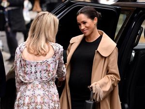Penampilan Terbaru Meghan Markle Pakai Baju Hamil dan Sepatu Motif Sapi