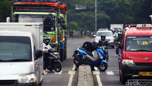 Aksi Nekat Pemotor Hindari Razia