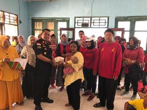 Komandan KN Belut Laut-4806 Serahkan Bantuan untuk Korban Tsunami Selat Sunda