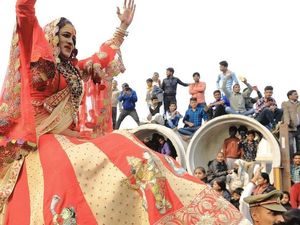 Para Orang Suci Transgender dalam Prosesi Hindu di India